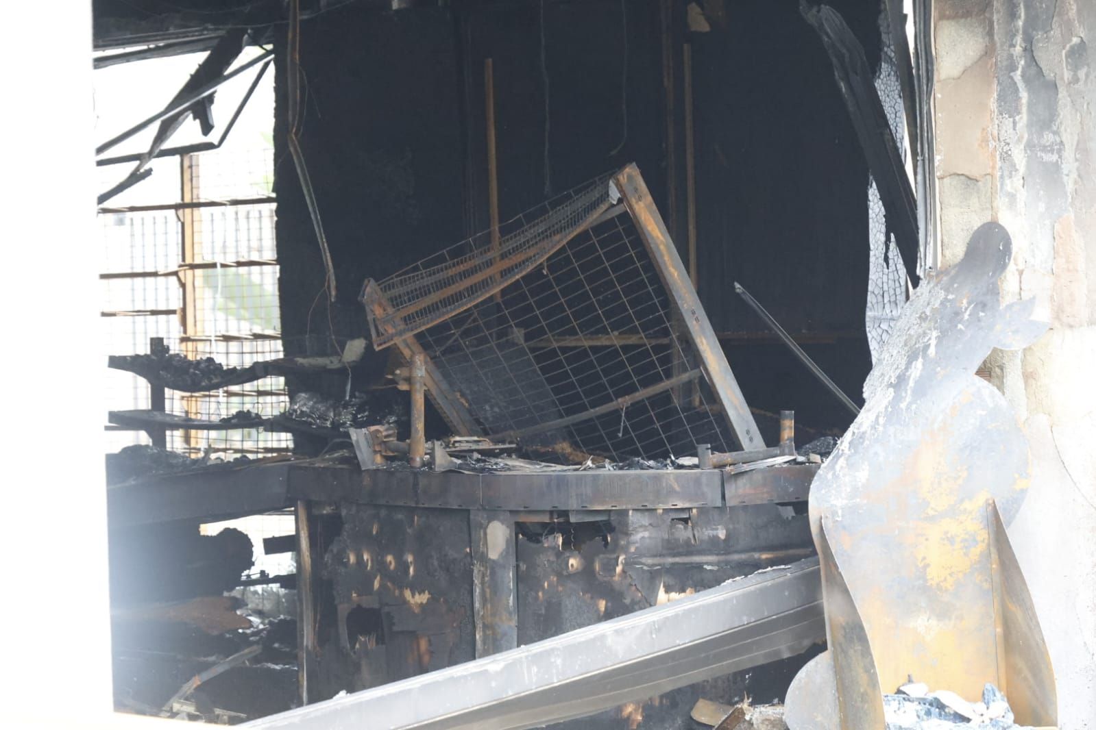FOTOS | El día después del incendio en la avenida del Puerto