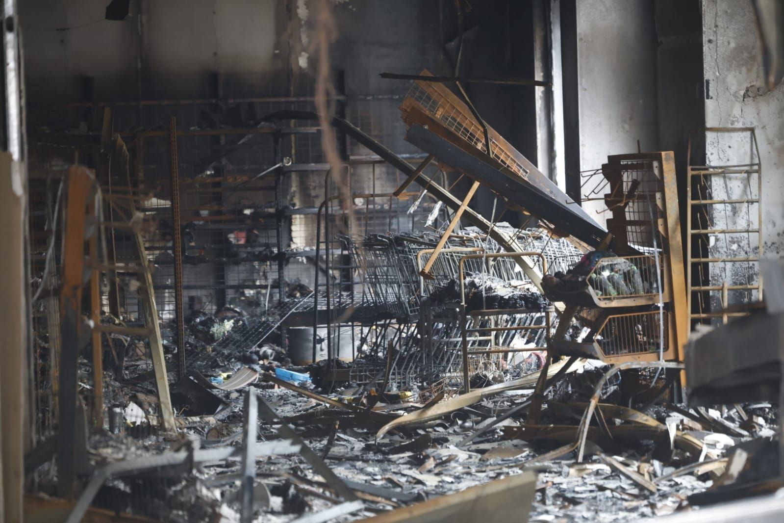 FOTOS | El día después del incendio en la avenida del Puerto