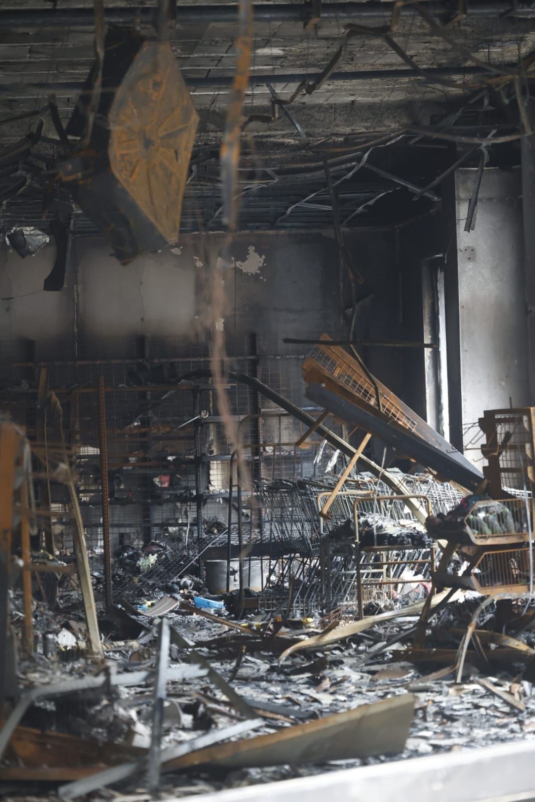 FOTOS | El día después del incendio en la avenida del Puerto