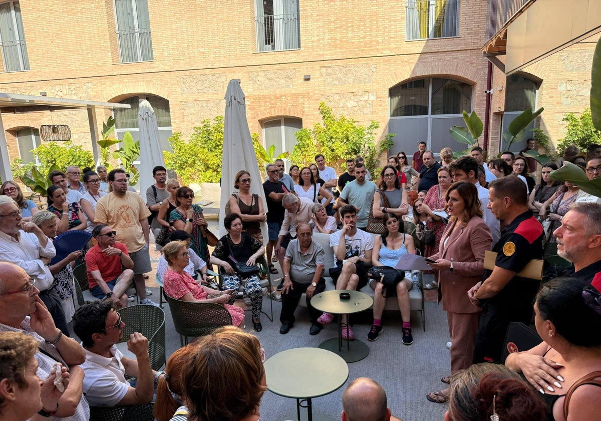 La alcaldesa, reunida con los vecinos este miércoles por la tarde.