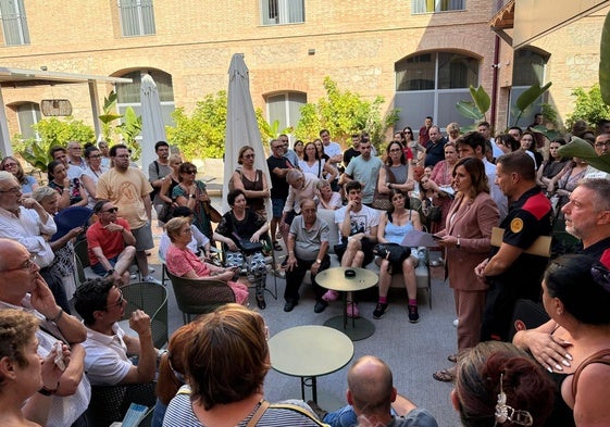 La alcaldesa, reunida con los vecinos este miércoles por la tarde.