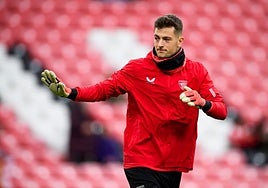 Julen Agirrezabala calentando en un partido con el Athletic.