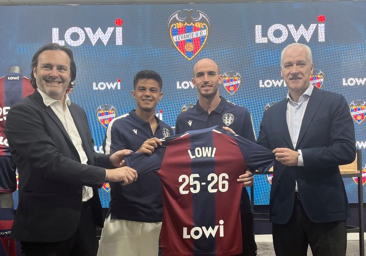 Brugui y Oriol Rey posan con la camiseta del nuevo patrocinio.