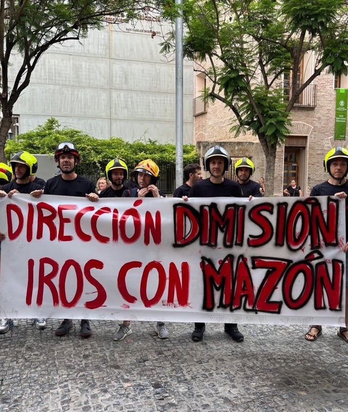Imagen secundaria 2 - Algunos de los carteles que los bomberos han traído a la protesta por la falta de personal y medios que sufren desde hace años.