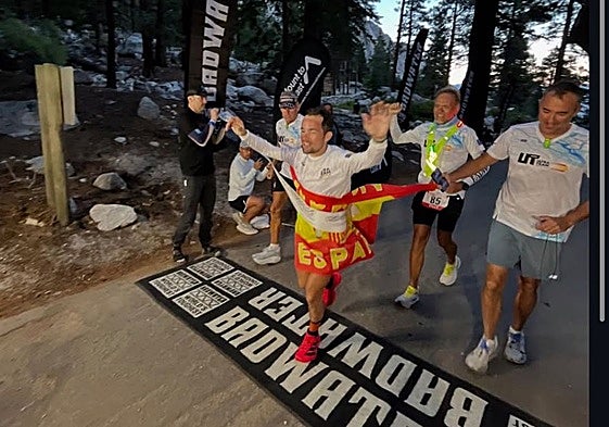 Iván Penalba cruza la línea de meta con la bandera de España.