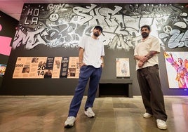 PichiAvo junto a sus obras de la exposición 'Principios', que se exhibe en el Centro del Carmen.
