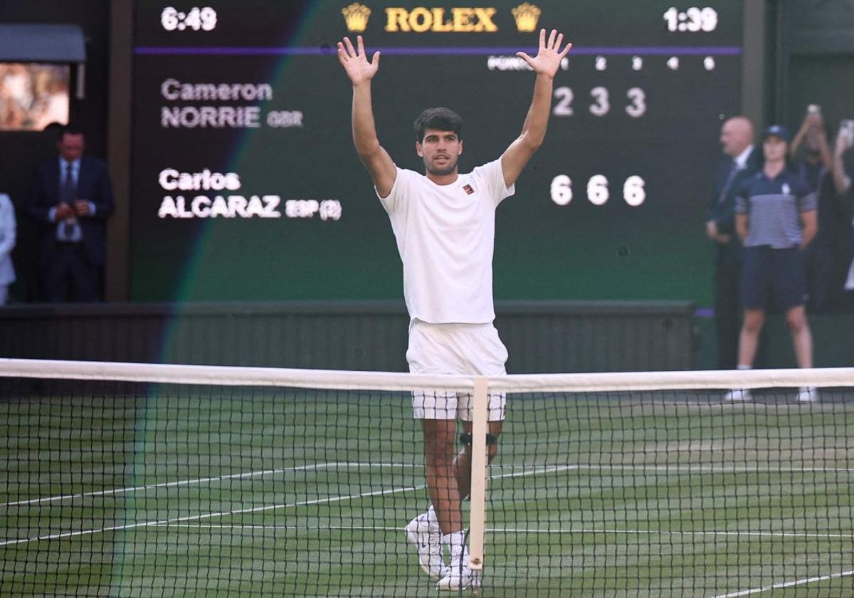 Carlos Alcaraz celebra tras superar al británico Cameron Norrie.