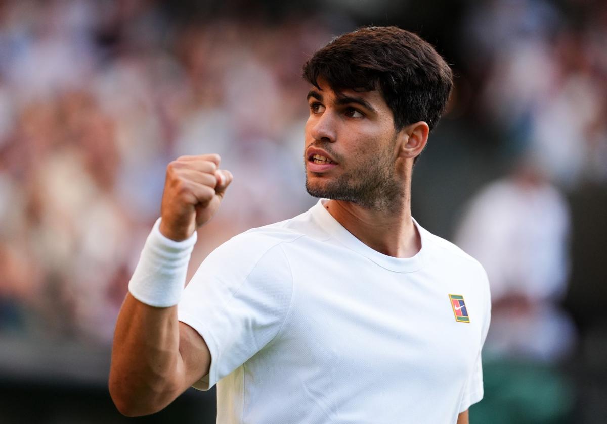 Alcaraz celebra un punto en WImbledon.