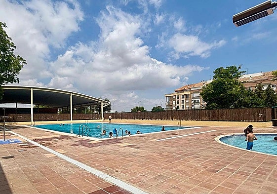 Bañistas en la piscina de Castellar tras su reapertura.
