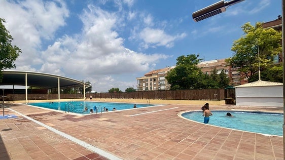 Bañistas en la piscina de Castellar tras su reapertura.