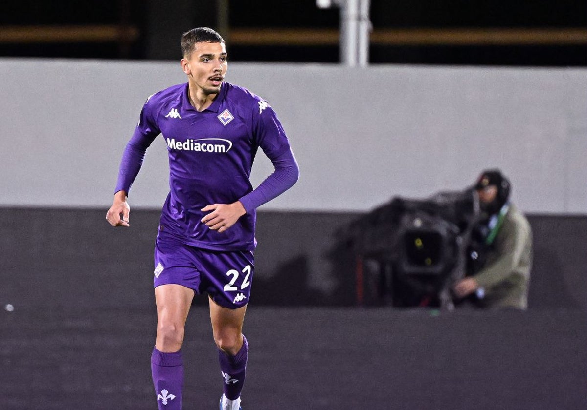 Matías Moreno disputando un partido con la Fiorentina.
