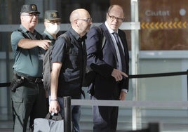 Francis Puig, hermando del expresidente Ximo Puig, en la entrada de la Ciudad de la Justicia.