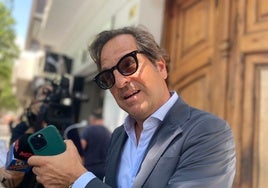 Gelu Rodríguez, representante de Diego López, antes de su reunión con la dirección técnica