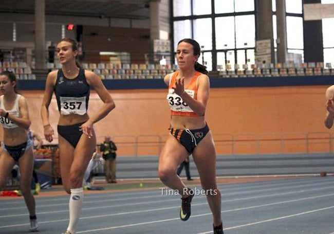 Una de las competidoras del Club Atletismo Puçol, durante una carrera.