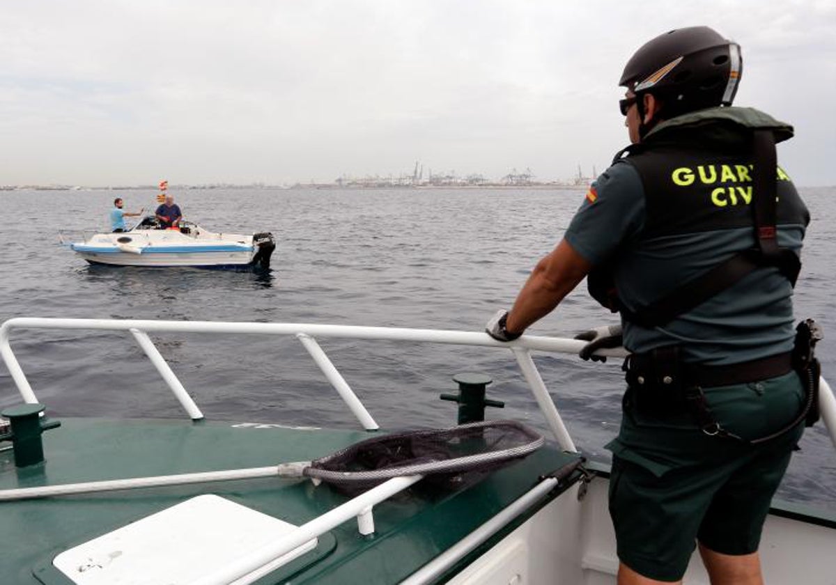 Una patrullera de la Guardia Civil en aguas de Valencia.