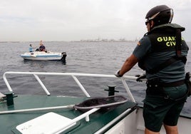 Una patrullera de la Guardia Civil en aguas de Valencia.