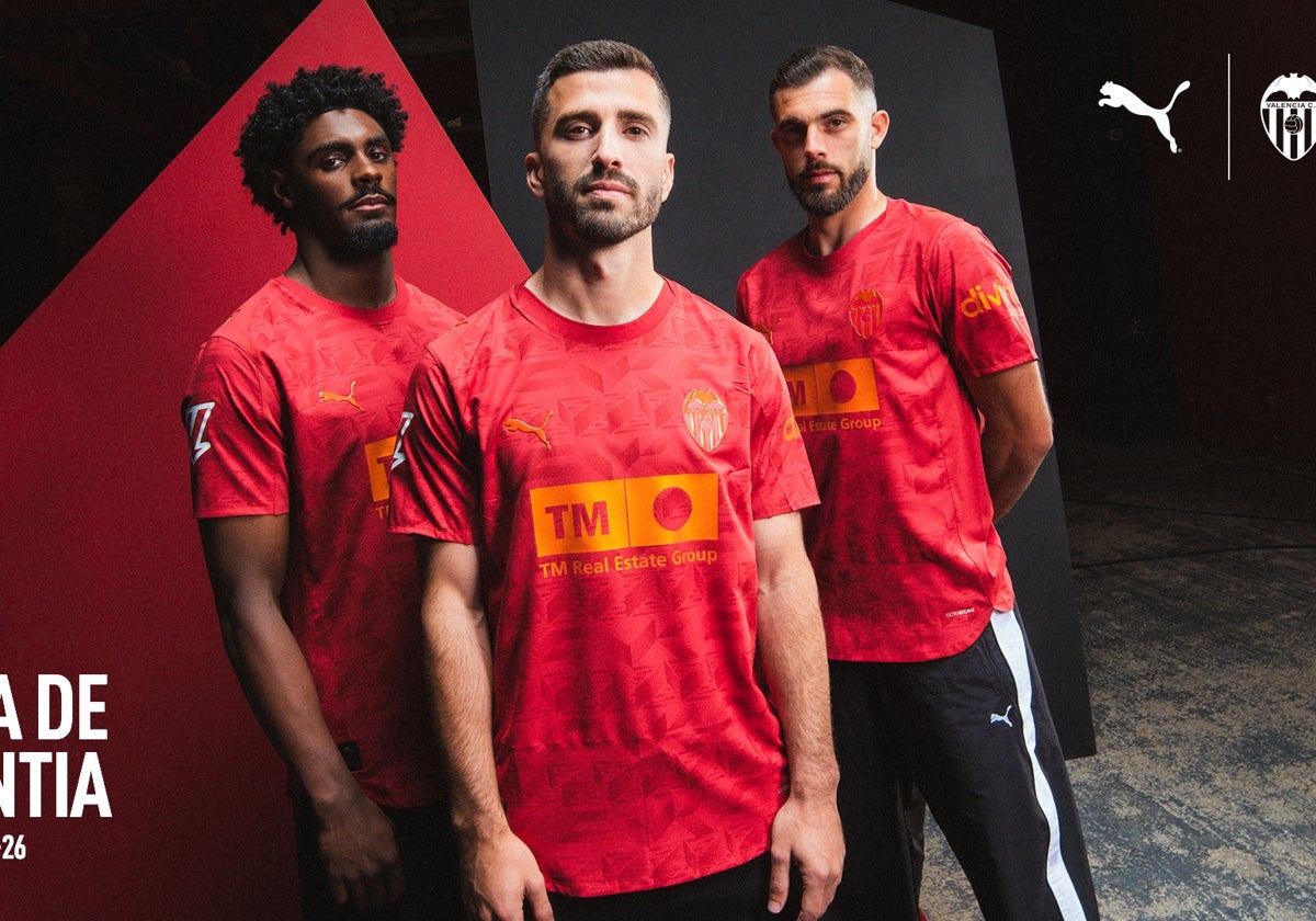 Gayà, Correía y Luis Rioja posan con la segunda equipación del Valencia.