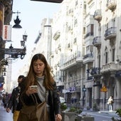 Una mujer camina por la calle de la Paz.