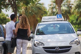 Aspirantes a un examen práctico de conducir.
