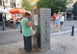 Fuente de agua refrigerada, en la plaza de la Reina.