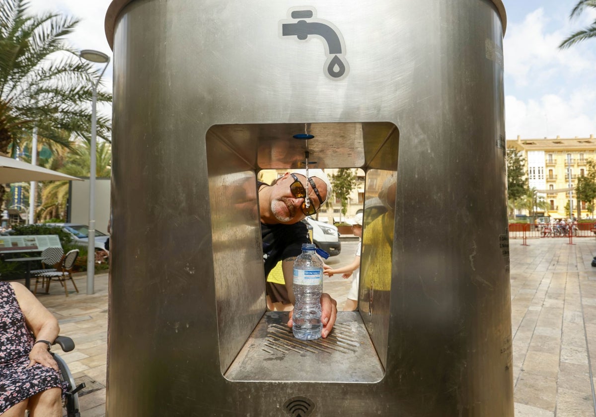 Fuente de agua refrigerada, en la plaza de la Reina.