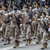 Hombres y mujeres desfilan en el Día de las Fuerzas Armadas, en una imagen de archivo.