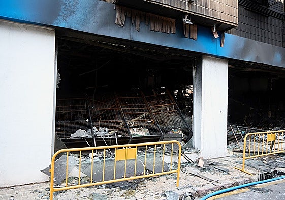 La tienda incendiada en la avenida del Puerto.