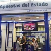 Varias personas esperan en una administración de Loterías y Apuestas del Estado.