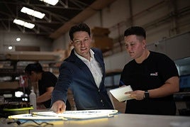 Víctor Ruiz, CEO de Rotula Tú Mismo, revisa junto al equipo uno de los diseños de neón personalizados en las instalaciones en Valencia