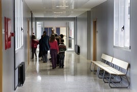 Imagen de archivo de un grupo de niños entrando al aula.