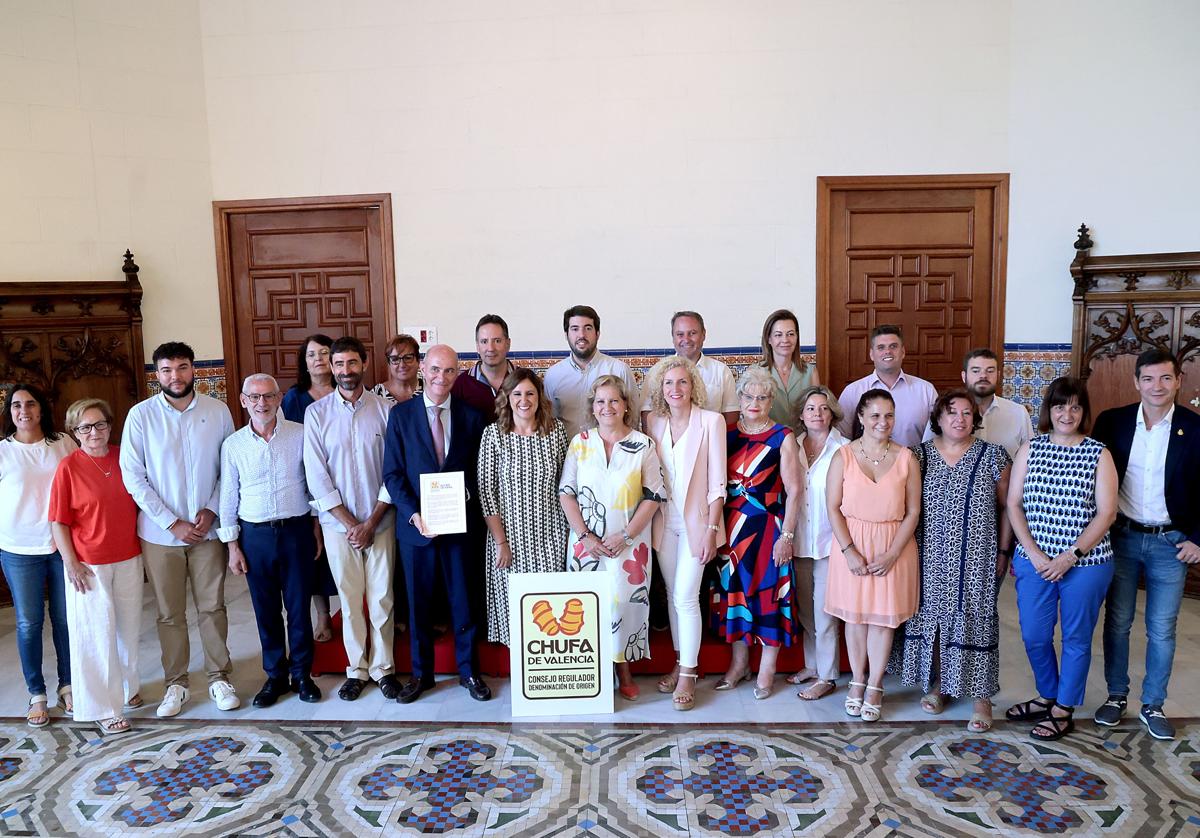 María José Catalá y representantes municipales en el acto del Acuerdo de Vera