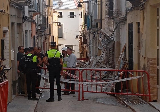 Los efectivos de emergencias en el momento de la actuación tras el derrumbe.
