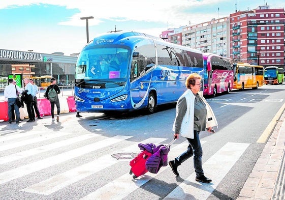 Varios autobuses recogen y dejan pasajeros en la estación Joaquín Sorolla.