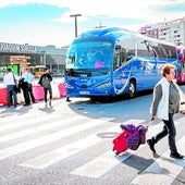 Varios autobuses recogen y dejan pasajeros en la estación Joaquín Sorolla.