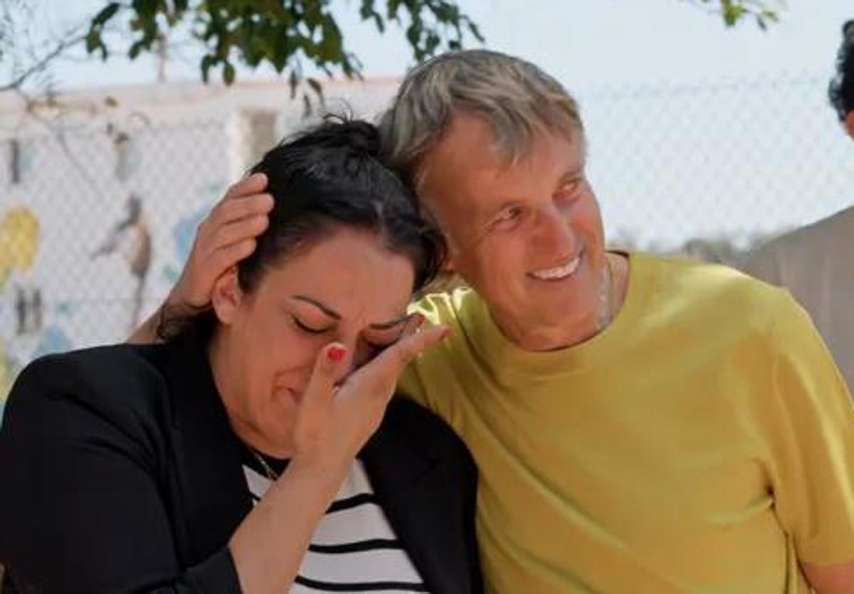 Elena, la propietaria del restaurante, junto a Jesús Calleja en el programa de 'Volando voy, volando vengo' de este jueves.