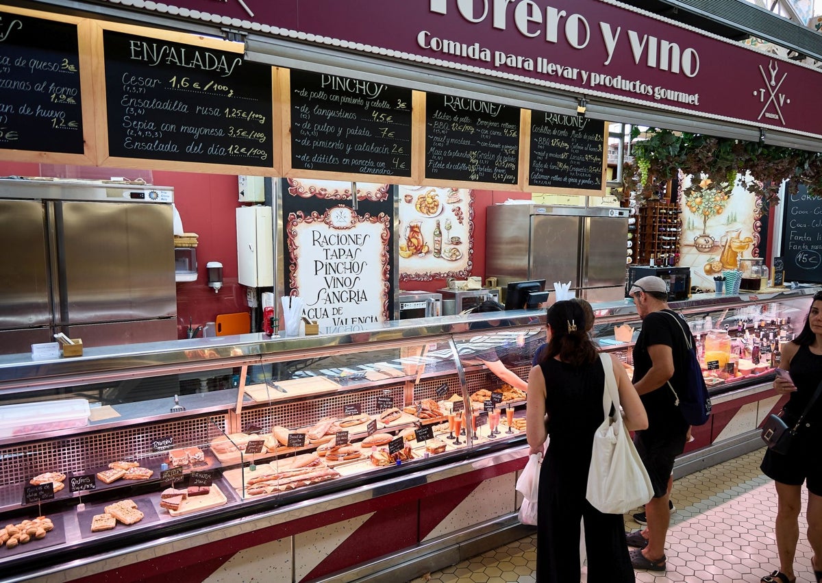 Imagen secundaria 1 - Tienda de minerales y tarot de la calle del Mar; comida para llevar en el Mercado Central e Isabel Ferriols, en su parada del Mercado Central con cazuelas y souvenirs.