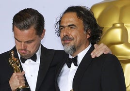 Leonardo DiCaprio y Alejandro González Iñárritu con sus Oscar en la mano