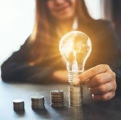 El precio de la luz baja este sábado con la nueva tarifa: La hora a menos de 1 euro y la que se dispara a 133 euros