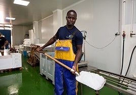 Mustapha Jobe, joven pescador que entrará en el sorteo de redolins de los pescadores de El Palmar.