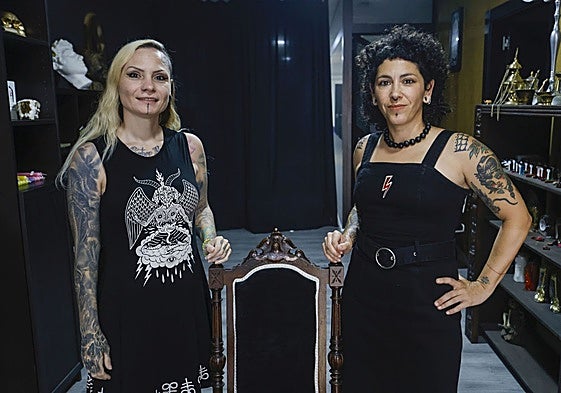 Sefi, a la izquierda, junto a su compañera Marroto, en el estudio Nigromancia Tattoo.