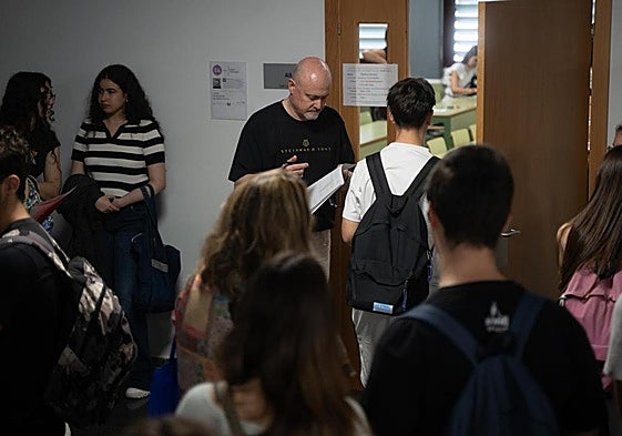 Entrada a un examen de selectividad.