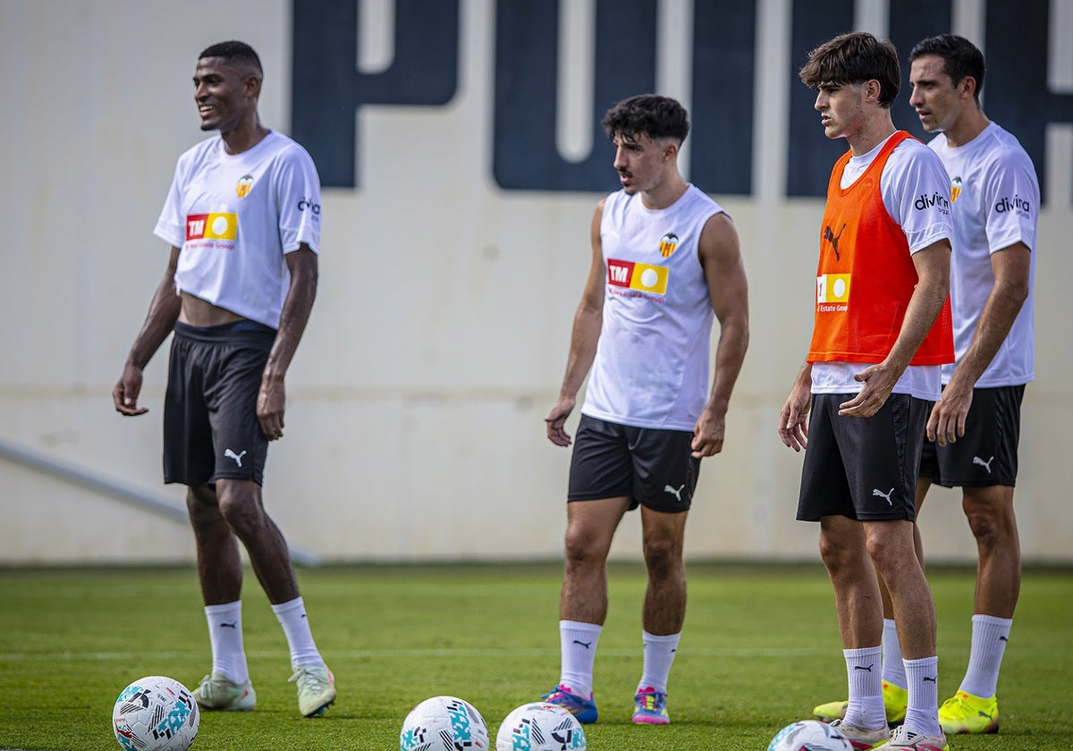 Mosquera, Tárrega, Diego López y Javi Guerra, durante el entrenamiento de esta mañana.