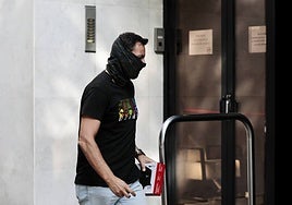 Uno de los agentes de la UCO durante un registro del caso Azud.