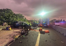 Los bomberos trabajan en la excarcelación de los heridos tras el accidente en la V-30.