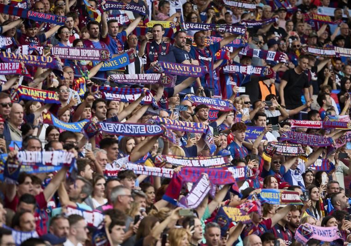 La afición del Levante anima en en Ciutat de València