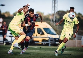 Carlos Espí, jugador del Levante peleando un balón en el primer partido de pretemporada.