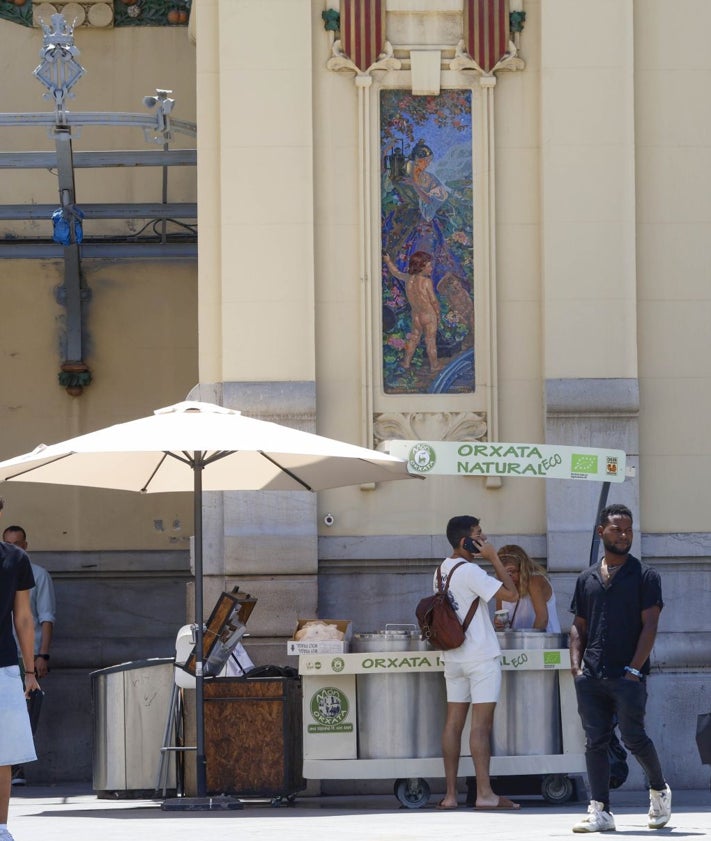 Imagen secundaria 2 - Reclamo de crema solar que se instaló en junio y sombrillas y negocios alrededor de la fachada de la Estación del Norte.