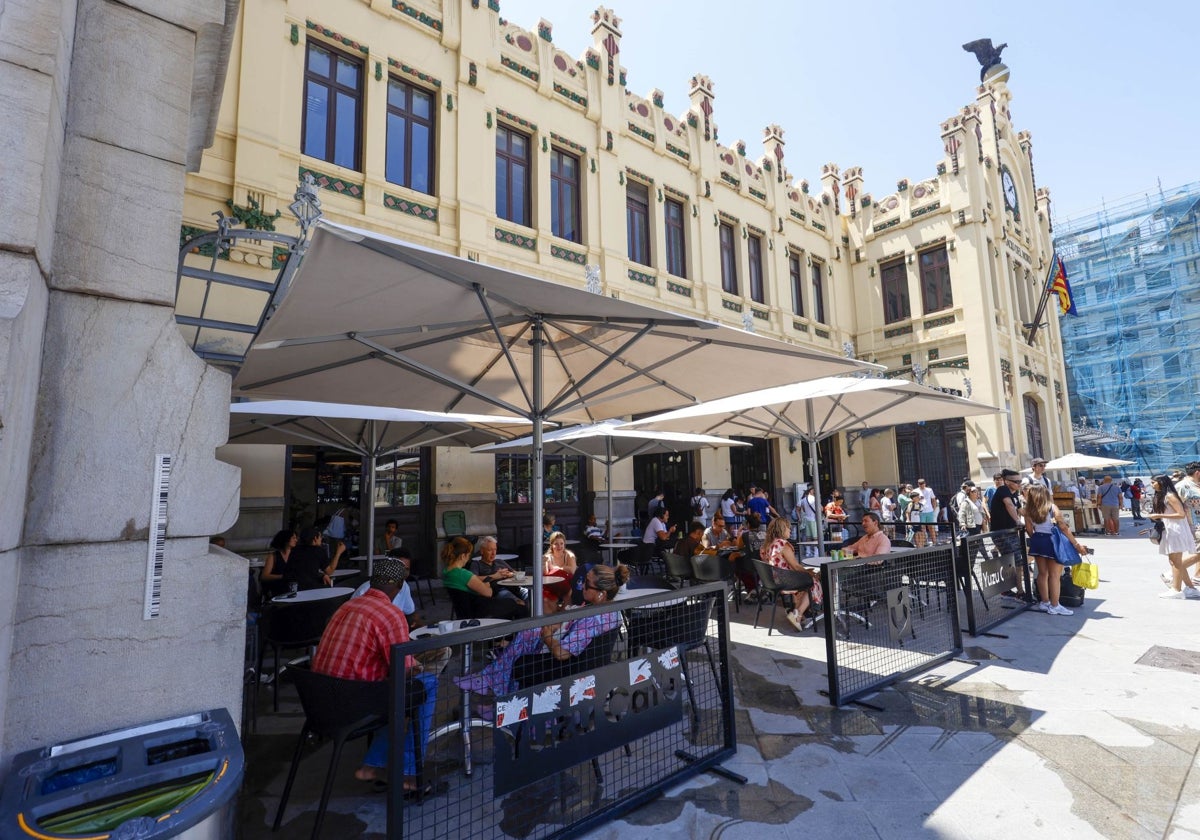 Estación del Norte, este sábado, con la llegada de viajeros y con zonas de sombrillas.