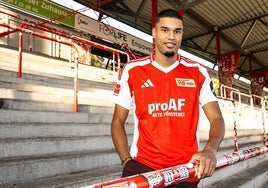 Danilho Doekhi posa en el estadio del Union Berlin