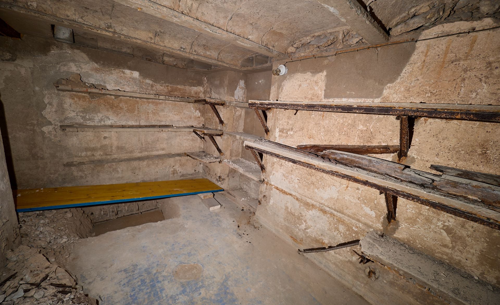FOTOS | Así es por dentro el refugio antiaéreo del Palacio de Montortal en Valencia